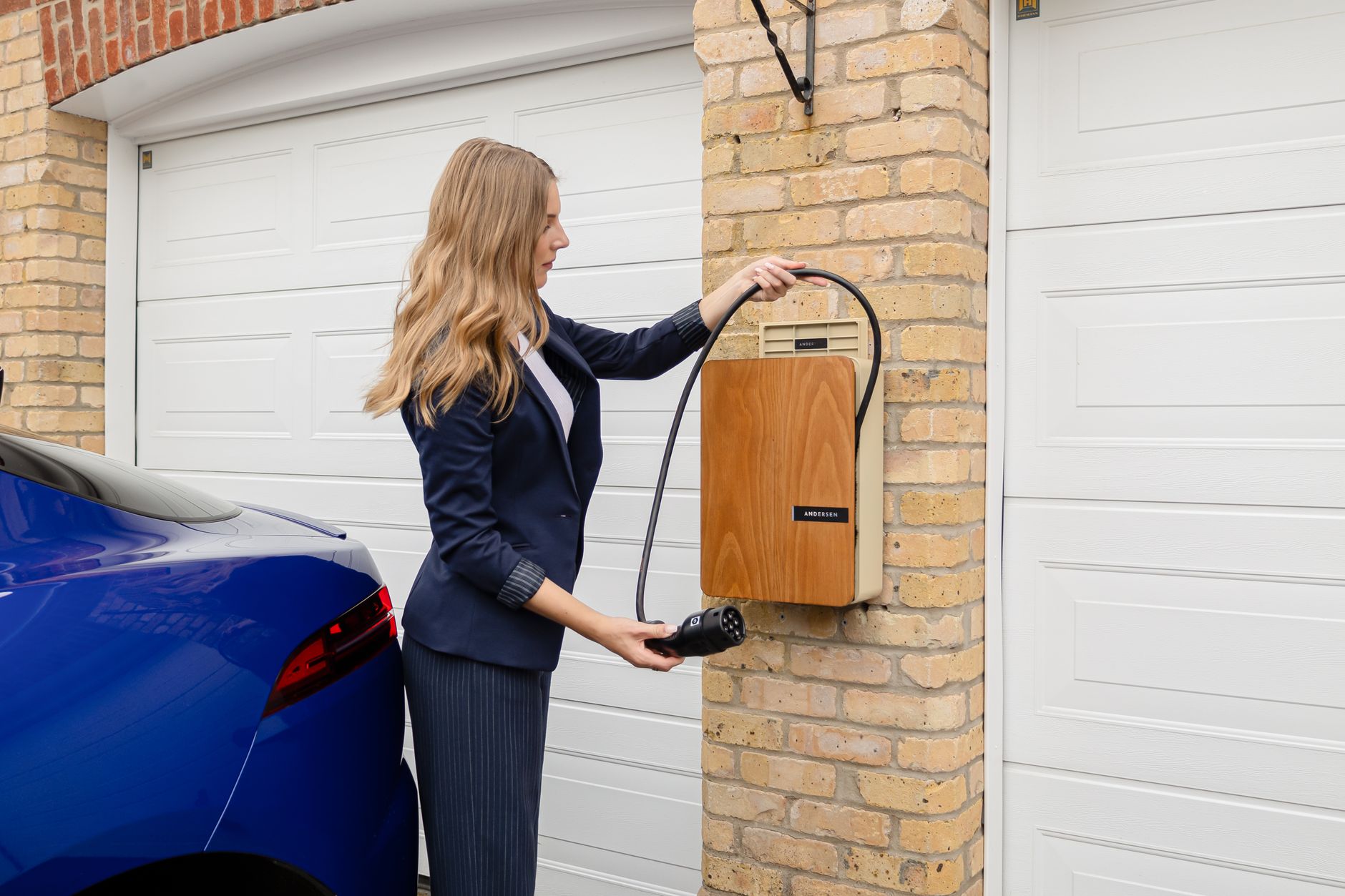 Wallbox-Installation: Elektroauto lädt an der Wallbox am Haus